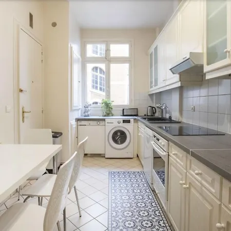 Montaigne Champs Elysee Apartment Paris